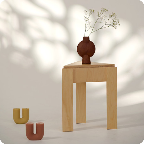 桌子与盆栽裝飾圖